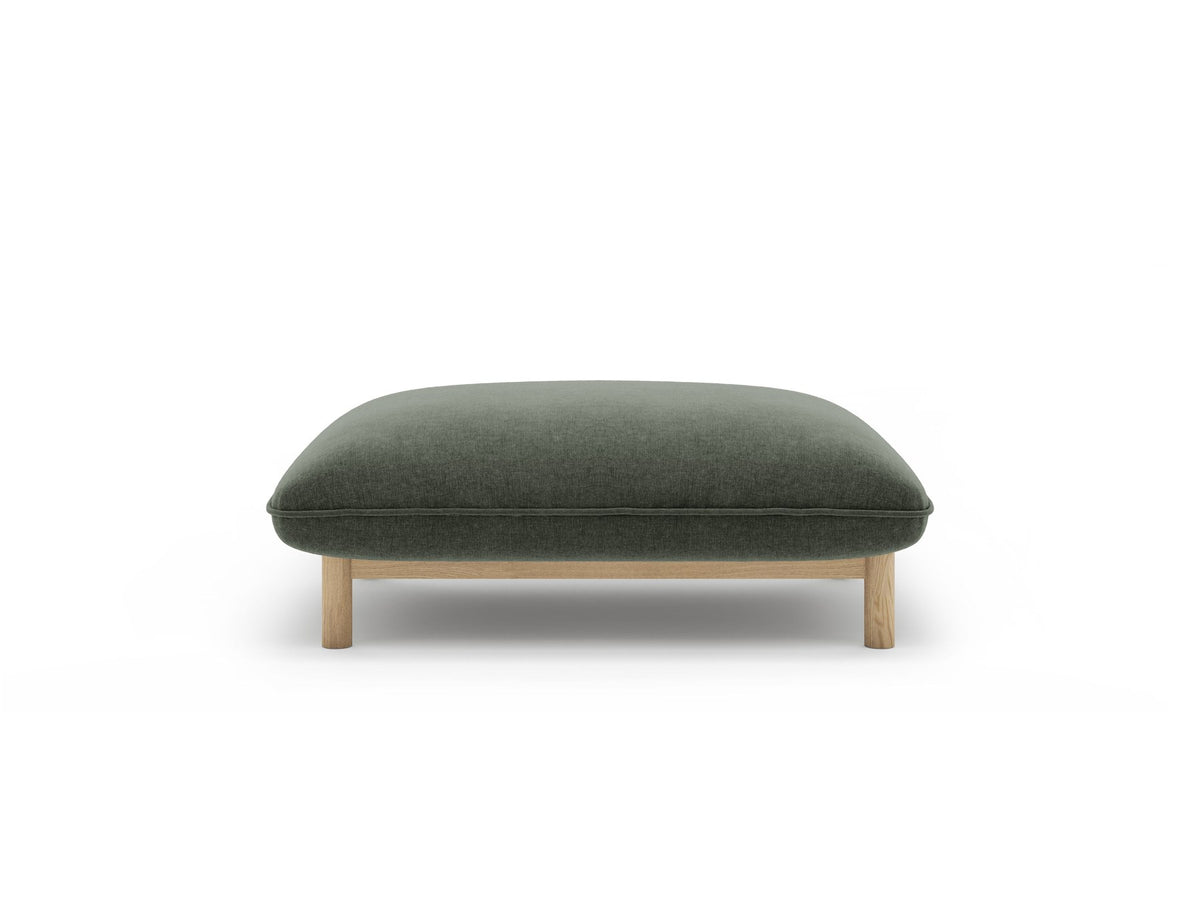 Pouf Ada von Micadoni in Mandel beige mit Casino-Veloursstoff, Holzbeinen und runder, gepolsterter Sitzfläche.