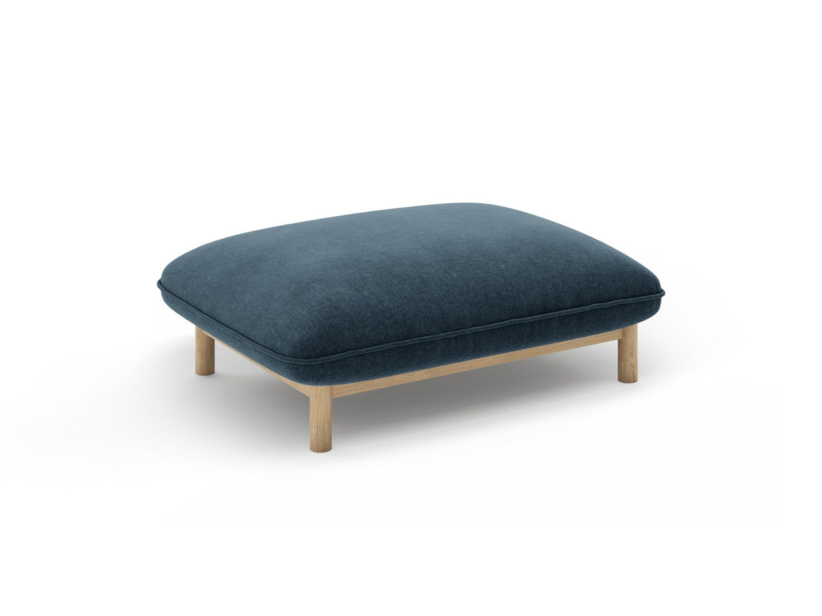Pouf Ada von Micadoni in Mandel beige mit Casino-Veloursstoff, Holzbeinen und runder, gepolsterter Sitzfläche.