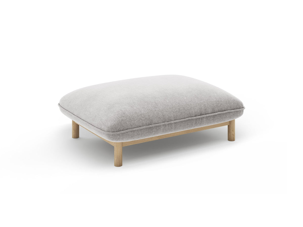 Pouf Ada von Micadoni in Mandel beige mit Casino-Veloursstoff, Holzbeinen und runder, gepolsterter Sitzfläche.