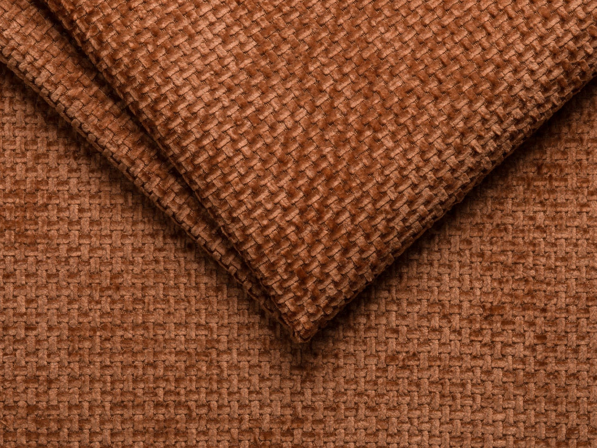 Beiger Pouf Jennifer von Micadoni mit Bluvel-Stoffbezug und schwarzen Kunststoffbeinen, Masse 102 x 84 x 42 cm, freigestellt fotografiert.