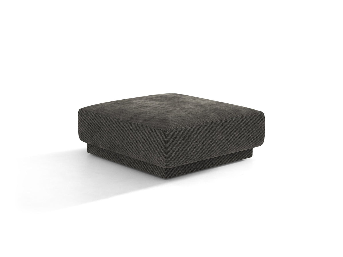Dunkelbeiger Pouf Miley von Micadoni mit samtartigem Bluvel-Stoffbezug, quadratischer Form und kurzen Polypropylen-Beinen auf hellem Hintergrund