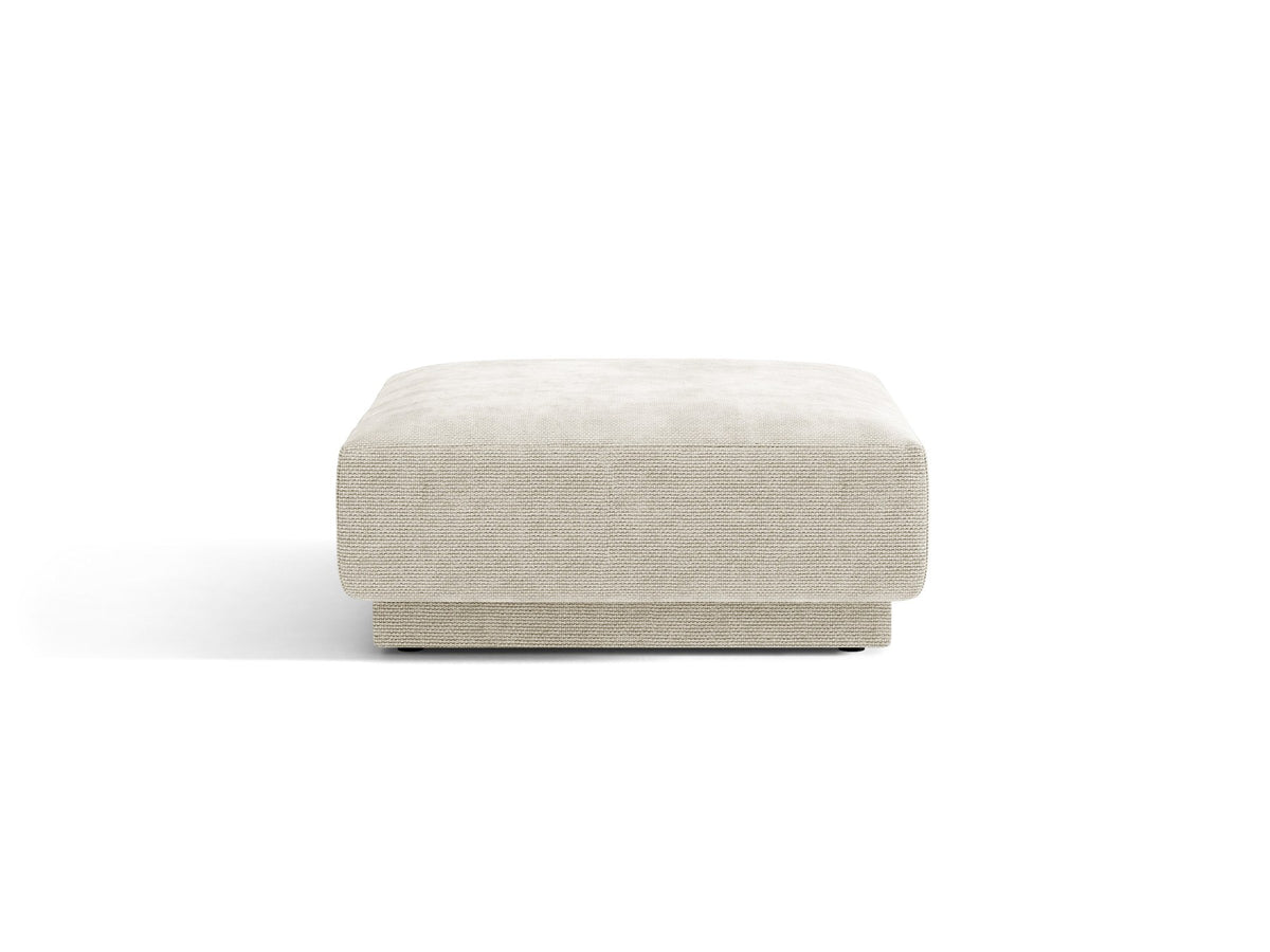 Dunkelbeiger Pouf Miley von Micadoni mit samtartigem Bluvel-Stoffbezug, quadratischer Form und kurzen Polypropylen-Beinen auf hellem Hintergrund