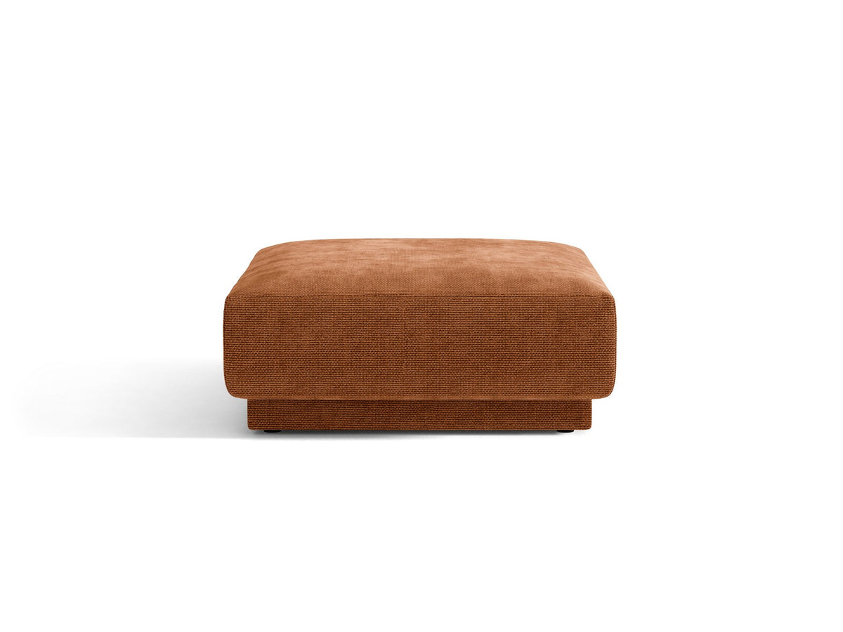 Dunkelbeiger Pouf Miley von Micadoni mit samtartigem Bluvel-Stoffbezug, quadratischer Form und kurzen Polypropylen-Beinen auf hellem Hintergrund