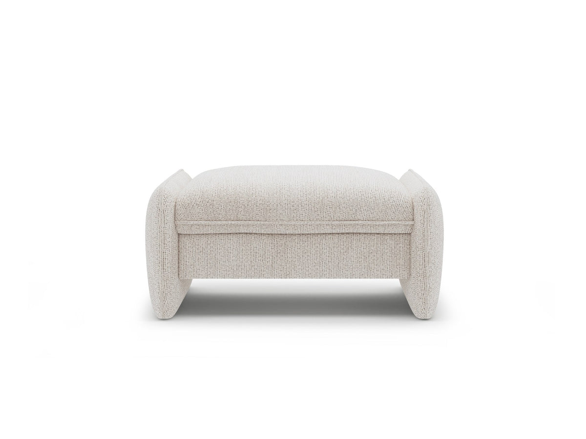Kobaltblauer Pouf Georgia von Micadoni mit samtigem Stoffbezug, rechteckiger Form und niedrigen Kunststoffbeinen, freigestellt fotografiert.