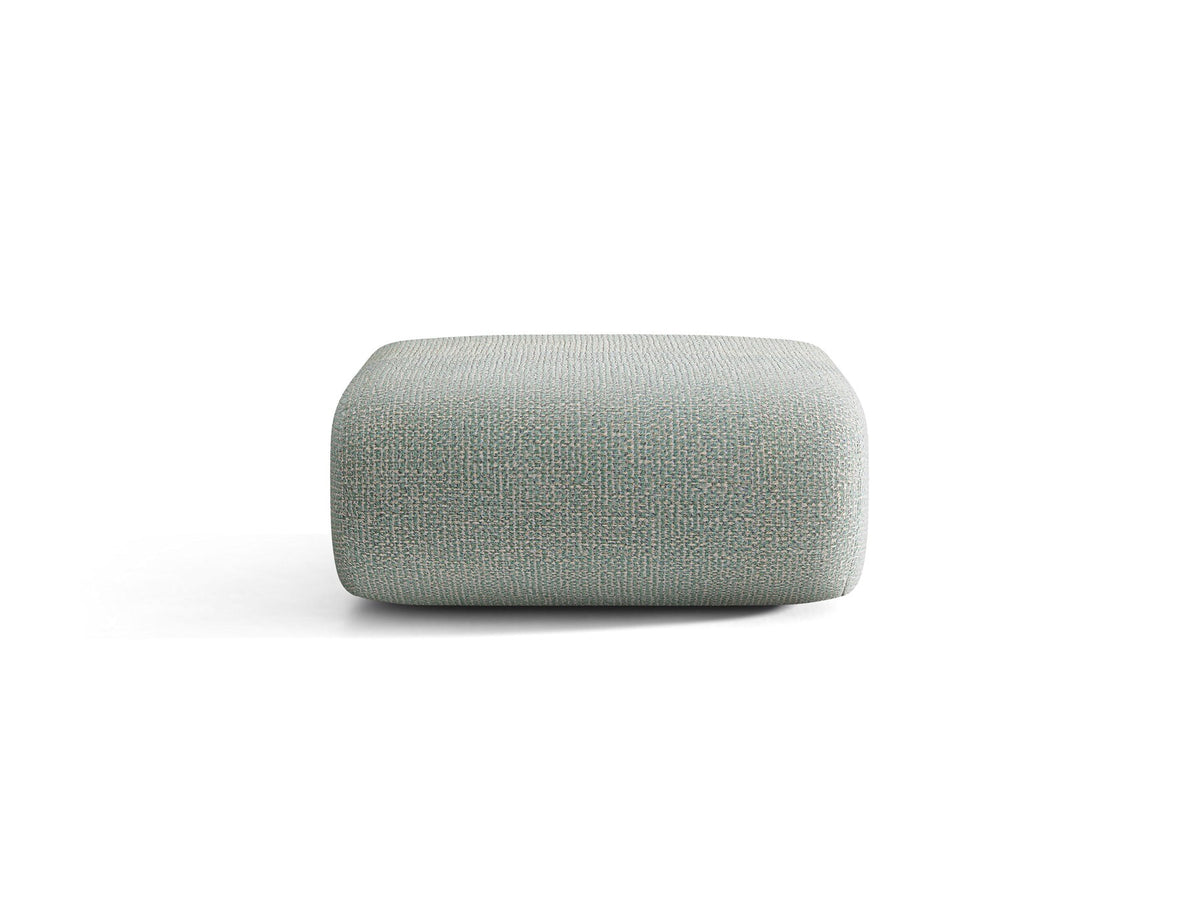 Pouf Neo von Micadoni in dunklem Olivgrün mit Bouclé-Stoffbezug und niedrigen Beinen aus Polypropylen, quadratische Sitzform.