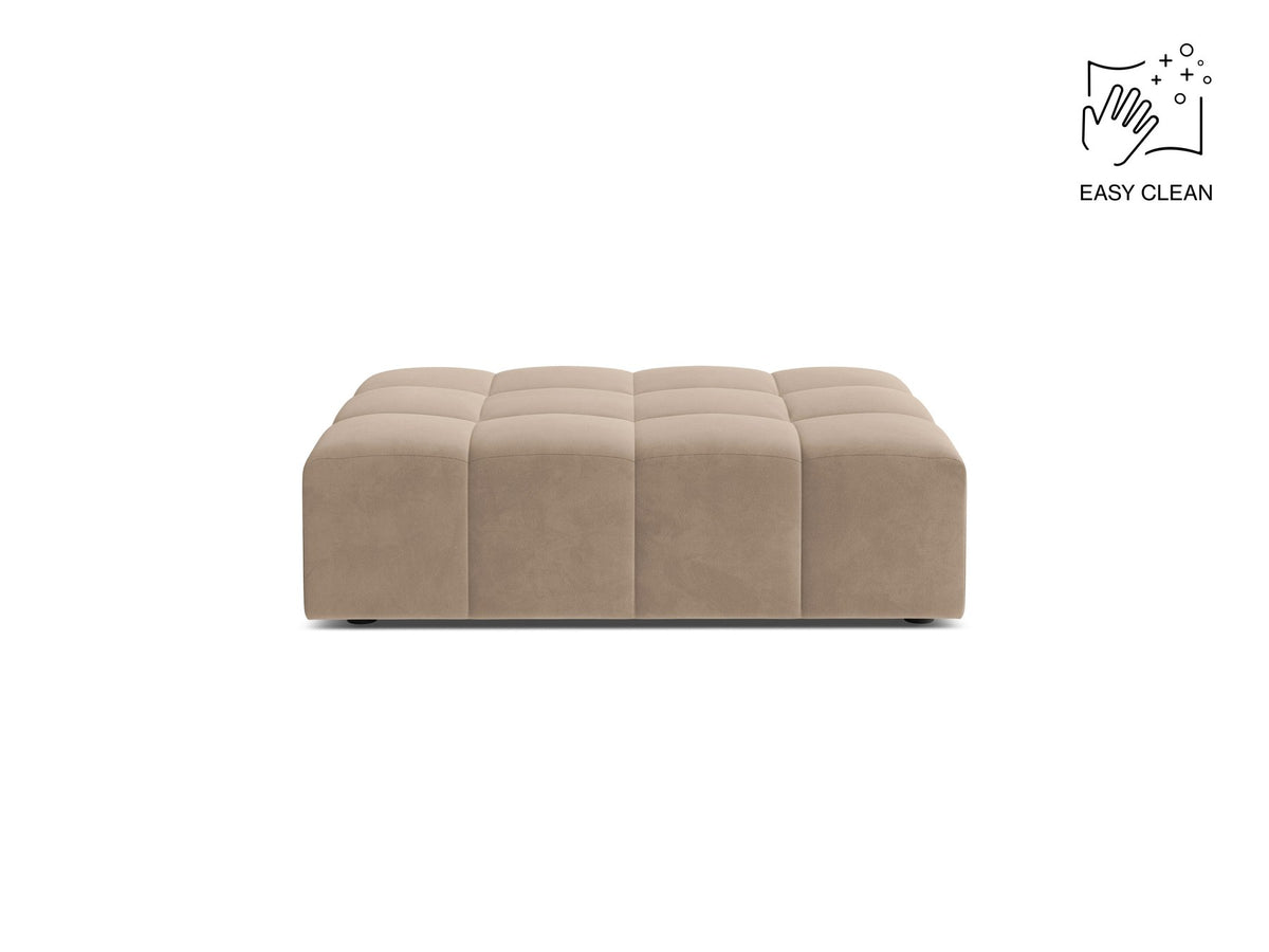 Beiger Pouf Jennifer von Micadoni mit Bluvel-Stoffbezug und schwarzen Kunststoffbeinen, Masse 102 x 84 x 42 cm, freigestellt fotografiert.