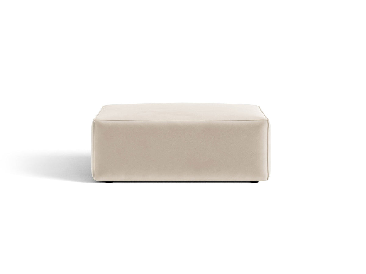 Beiger Pouf Jodie von Micadoni mit Venus-Samtbezug, rechteckiger Form, Polypropylen-Füssen und gepolsterter Sitzfläche aus Polyurethanschaum.