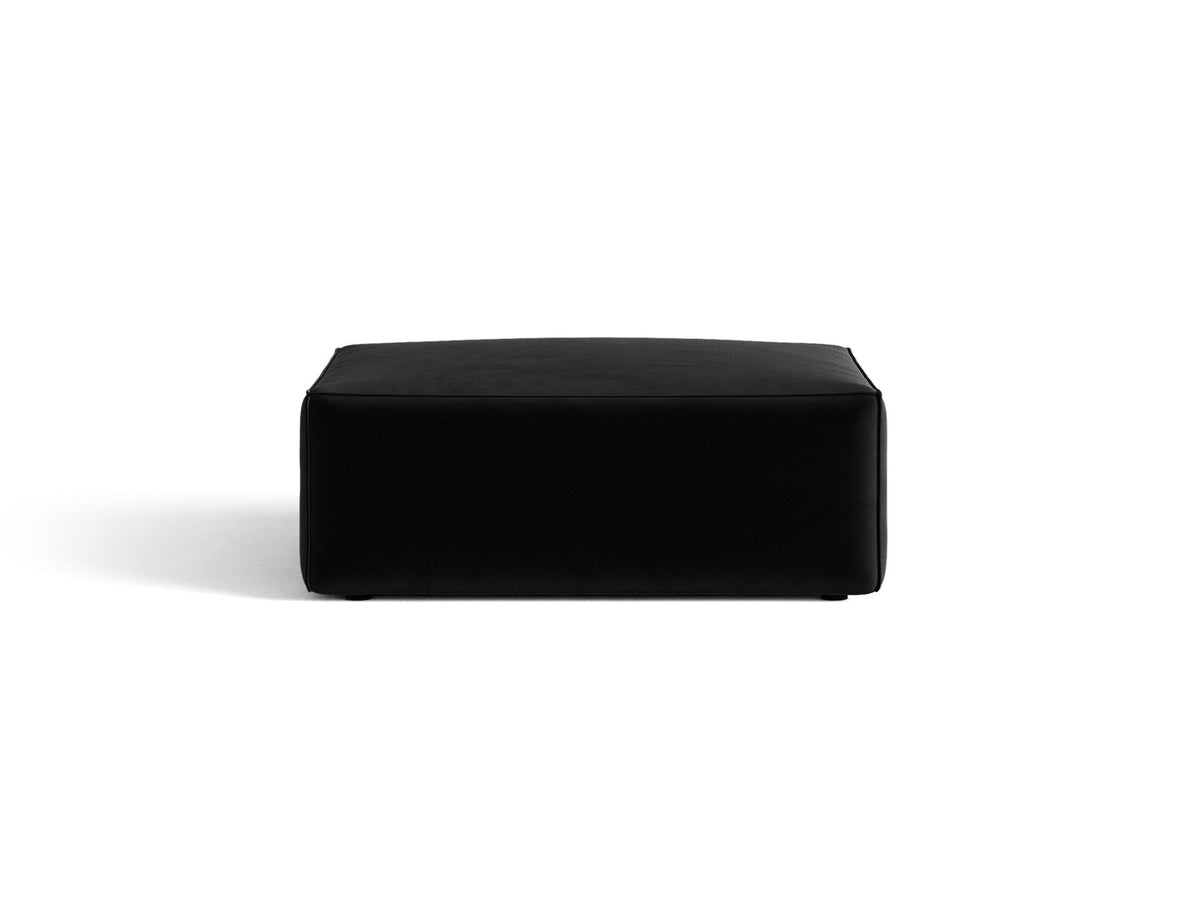 Beiger Pouf Jodie von Micadoni mit Venus-Samtbezug, rechteckiger Form, Polypropylen-Füssen und gepolsterter Sitzfläche aus Polyurethanschaum.
