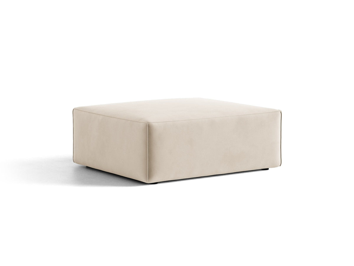 Beiger Pouf Jodie von Micadoni mit Venus-Samtbezug, rechteckiger Form, Polypropylen-Füssen und gepolsterter Sitzfläche aus Polyurethanschaum.