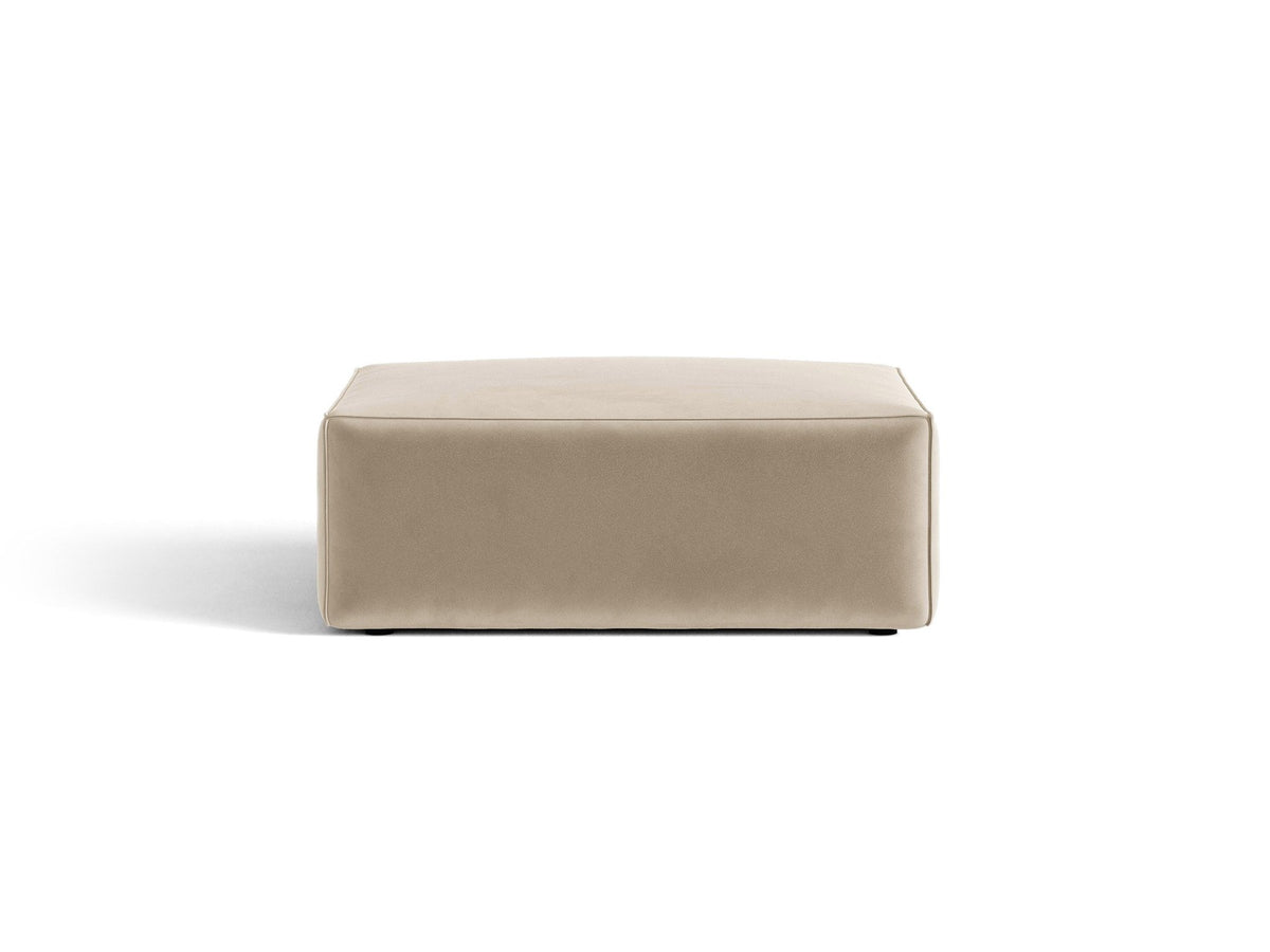 Beiger Pouf Jodie von Micadoni mit Venus-Samtbezug, rechteckiger Form, Polypropylen-Füssen und gepolsterter Sitzfläche aus Polyurethanschaum.