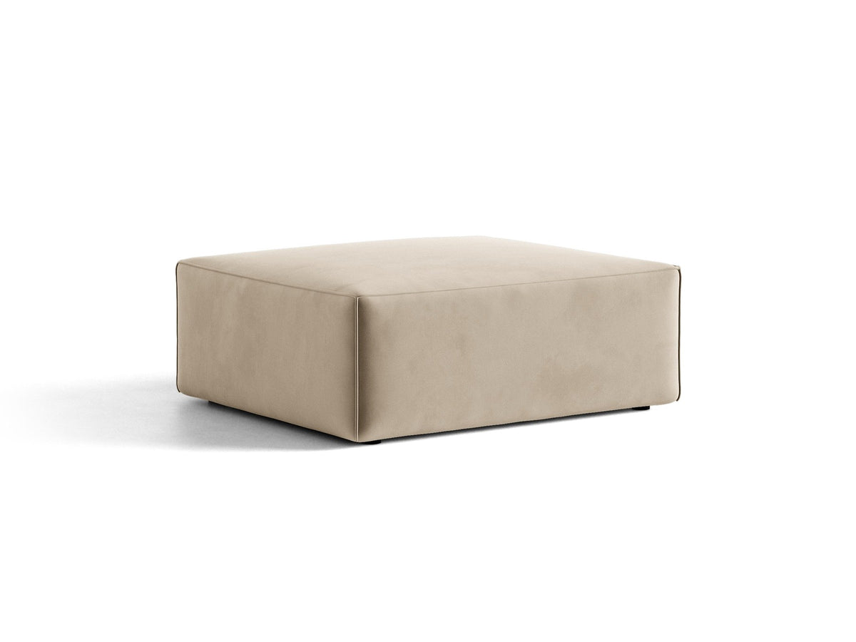 Beiger Pouf Jodie von Micadoni mit Venus-Samtbezug, rechteckiger Form, Polypropylen-Füssen und gepolsterter Sitzfläche aus Polyurethanschaum.