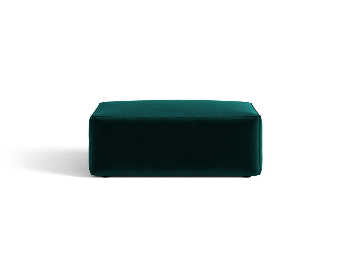 Beiger Pouf Jodie von Micadoni mit Venus-Samtbezug, rechteckiger Form, Polypropylen-Füssen und gepolsterter Sitzfläche aus Polyurethanschaum.