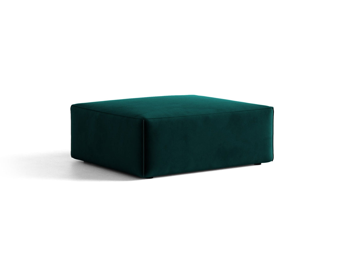 Beiger Pouf Jodie von Micadoni mit Venus-Samtbezug, rechteckiger Form, Polypropylen-Füssen und gepolsterter Sitzfläche aus Polyurethanschaum.