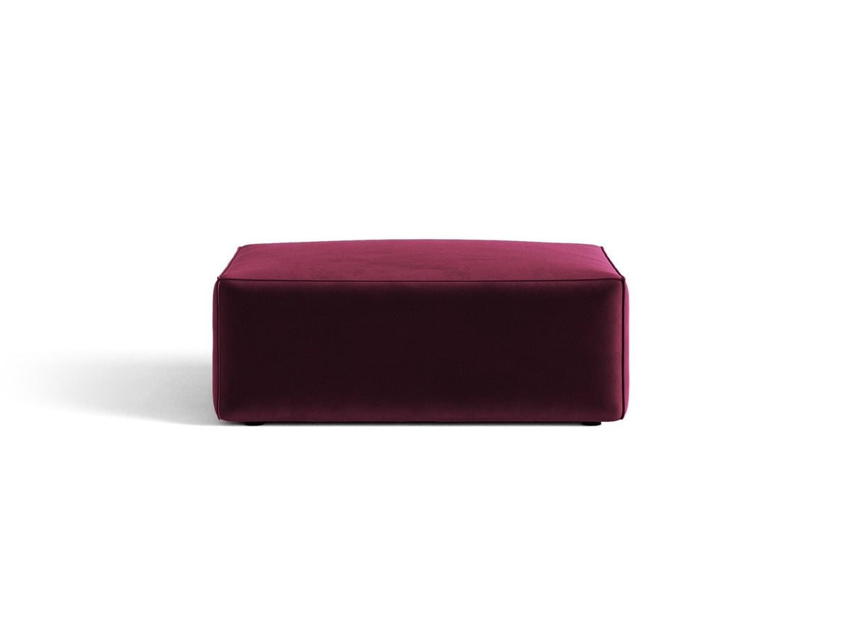 Beiger Pouf Jodie von Micadoni mit Venus-Samtbezug, rechteckiger Form, Polypropylen-Füssen und gepolsterter Sitzfläche aus Polyurethanschaum.
