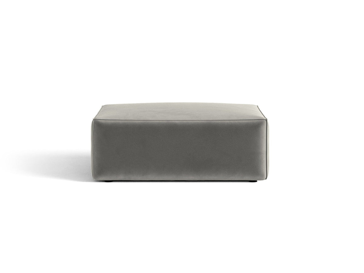Beiger Pouf Jodie von Micadoni mit Venus-Samtbezug, rechteckiger Form, Polypropylen-Füssen und gepolsterter Sitzfläche aus Polyurethanschaum.