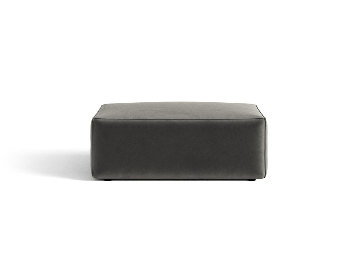 Beiger Pouf Jodie von Micadoni mit Venus-Samtbezug, rechteckiger Form, Polypropylen-Füssen und gepolsterter Sitzfläche aus Polyurethanschaum.