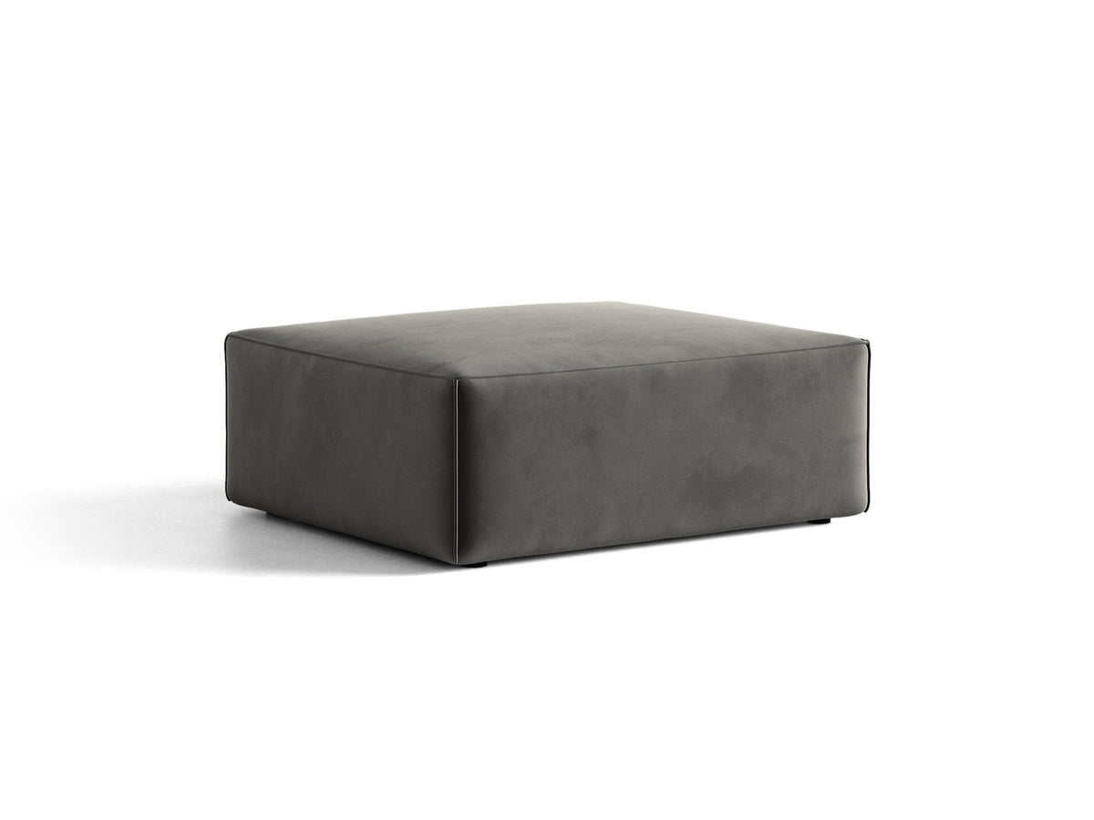 Beiger Pouf Jodie von Micadoni mit Venus-Samtbezug, rechteckiger Form, Polypropylen-Füssen und gepolsterter Sitzfläche aus Polyurethanschaum.