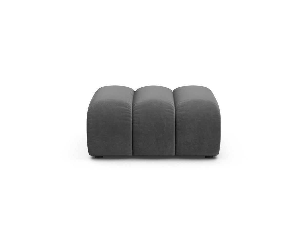 Beiger Pouf Lupine von Micadoni aus Venus-Samtstoff mit kurzen Kunststoffbeinen, quadratische Form, Masse 95x92x43 cm.
