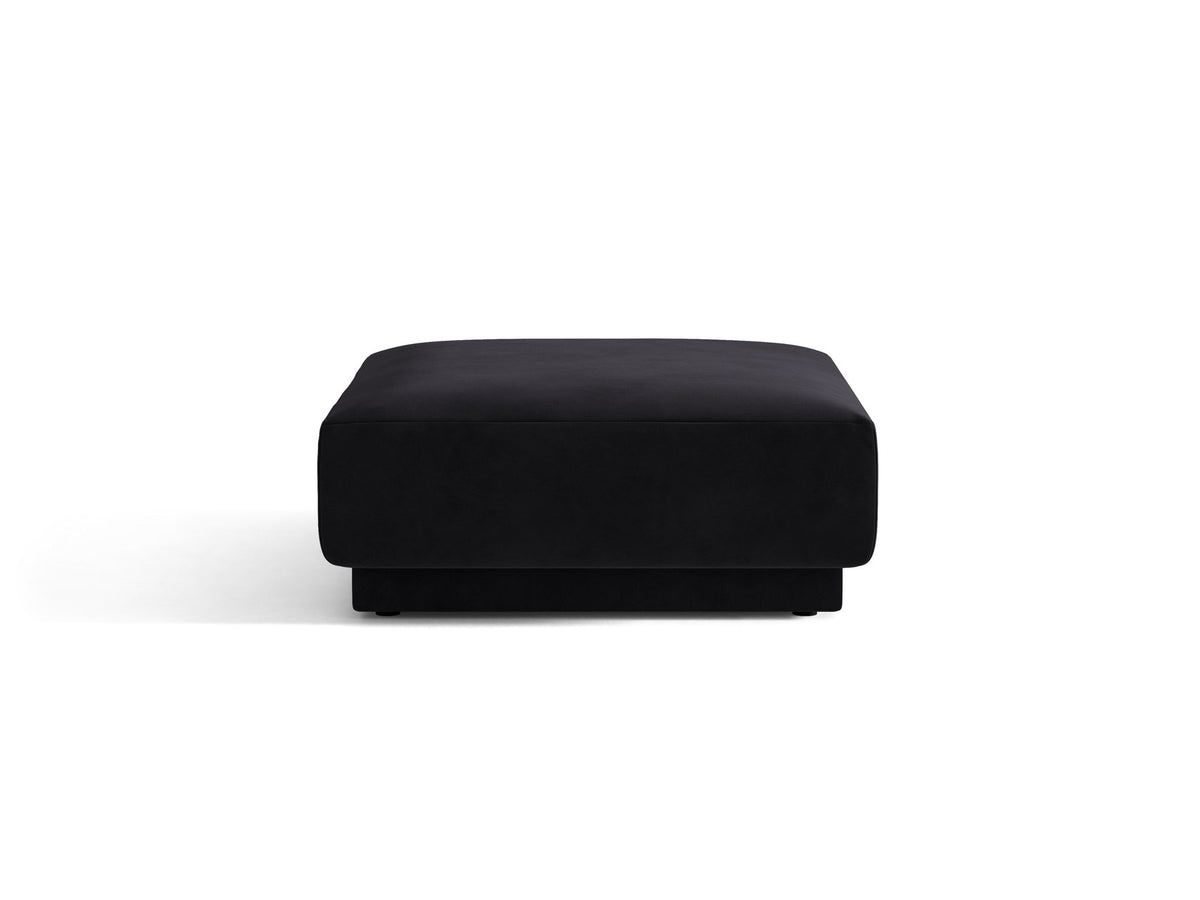 Dunkelbeiger Pouf Miley von Micadoni mit samtartigem Bluvel-Stoffbezug, quadratischer Form und kurzen Polypropylen-Beinen auf hellem Hintergrund