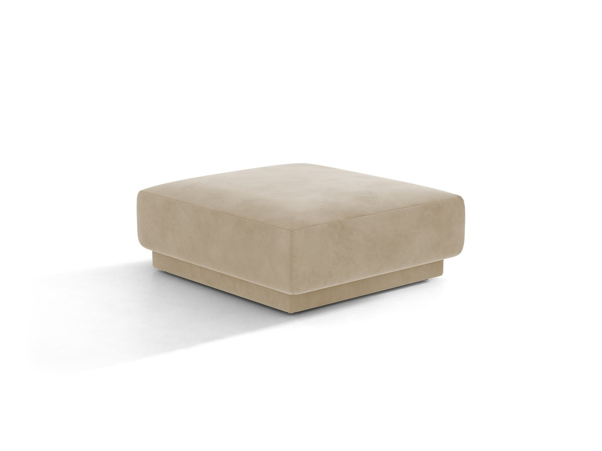 Dunkelbeiger Pouf Miley von Micadoni mit samtartigem Bluvel-Stoffbezug, quadratischer Form und kurzen Polypropylen-Beinen auf hellem Hintergrund