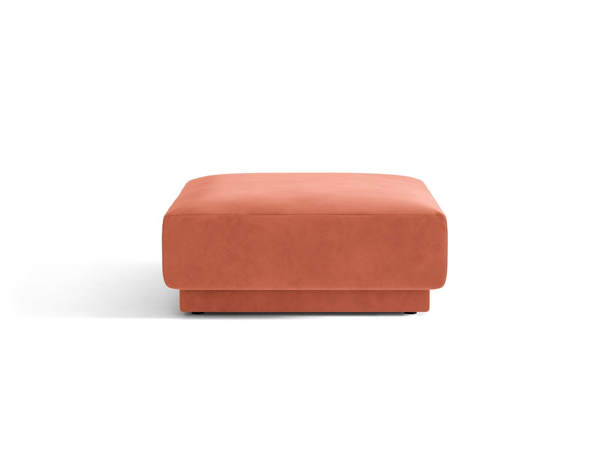 Dunkelbeiger Pouf Miley von Micadoni mit samtartigem Bluvel-Stoffbezug, quadratischer Form und kurzen Polypropylen-Beinen auf hellem Hintergrund