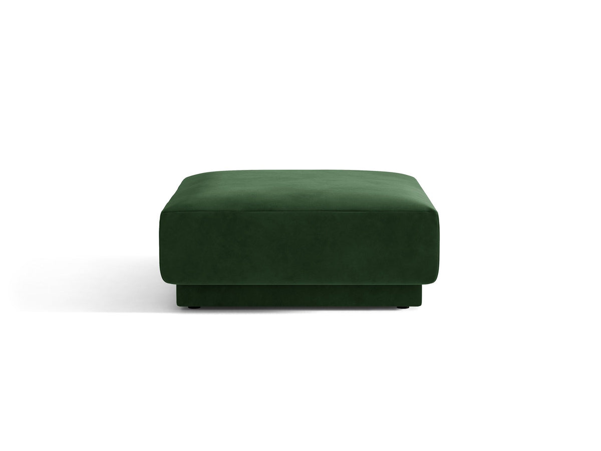 Dunkelbeiger Pouf Miley von Micadoni mit samtartigem Bluvel-Stoffbezug, quadratischer Form und kurzen Polypropylen-Beinen auf hellem Hintergrund