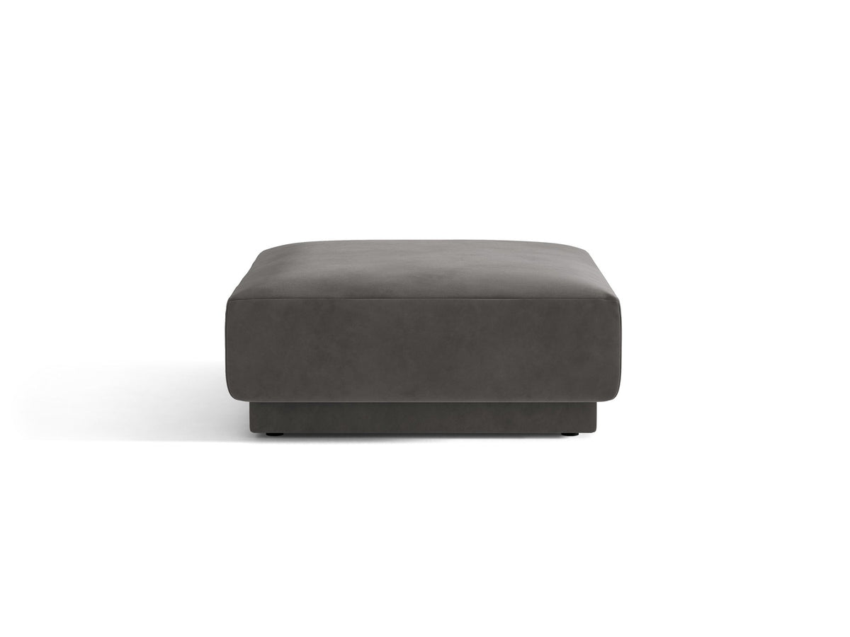 Dunkelbeiger Pouf Miley von Micadoni mit samtartigem Bluvel-Stoffbezug, quadratischer Form und kurzen Polypropylen-Beinen auf hellem Hintergrund
