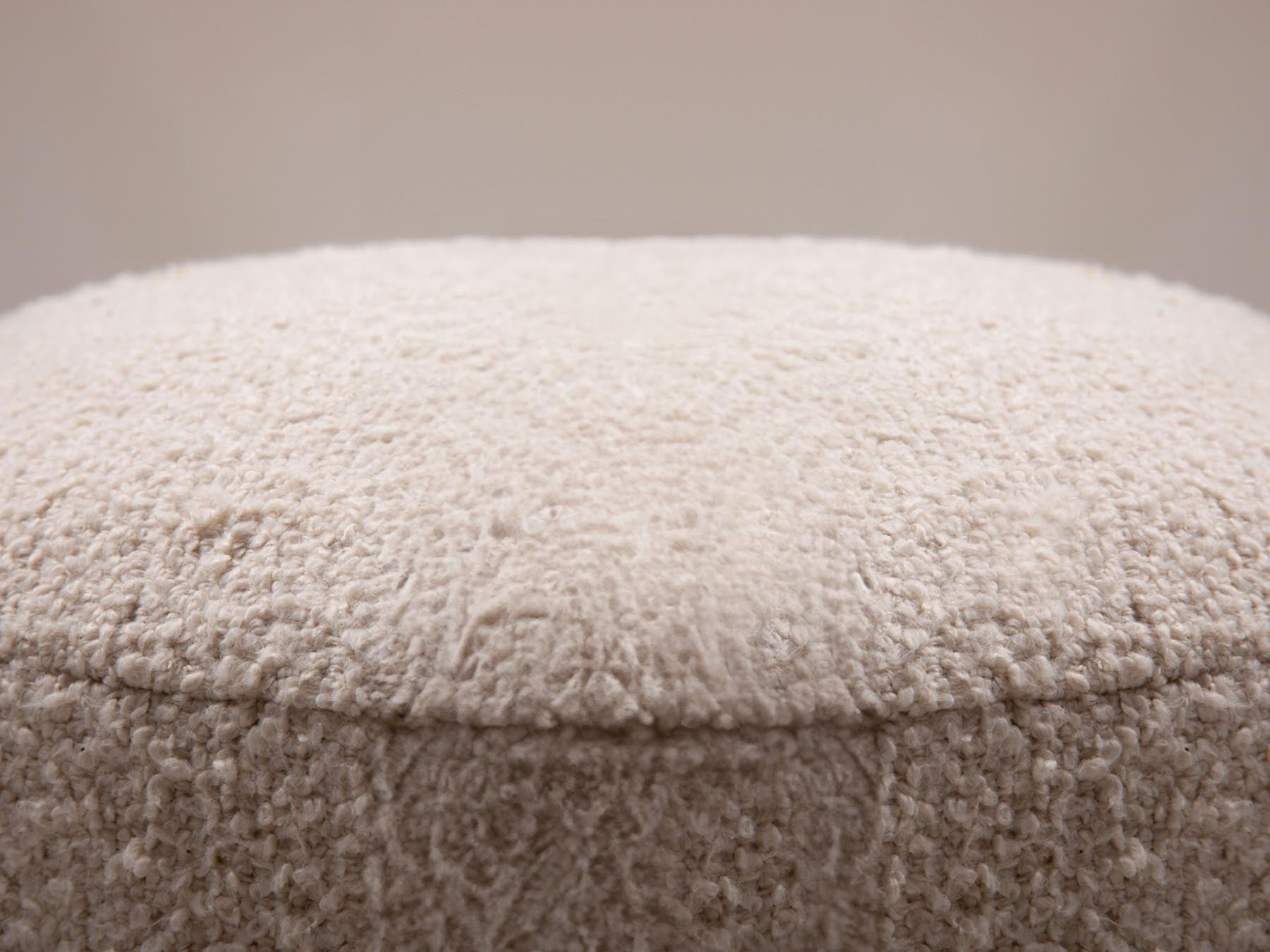 Moderner 1-Sitzer Pouf Alexa von Micadoni, perfekt für gemütliche Ecken. Zeitloses Design und exzellente Qualität für Ihr Zuhause.