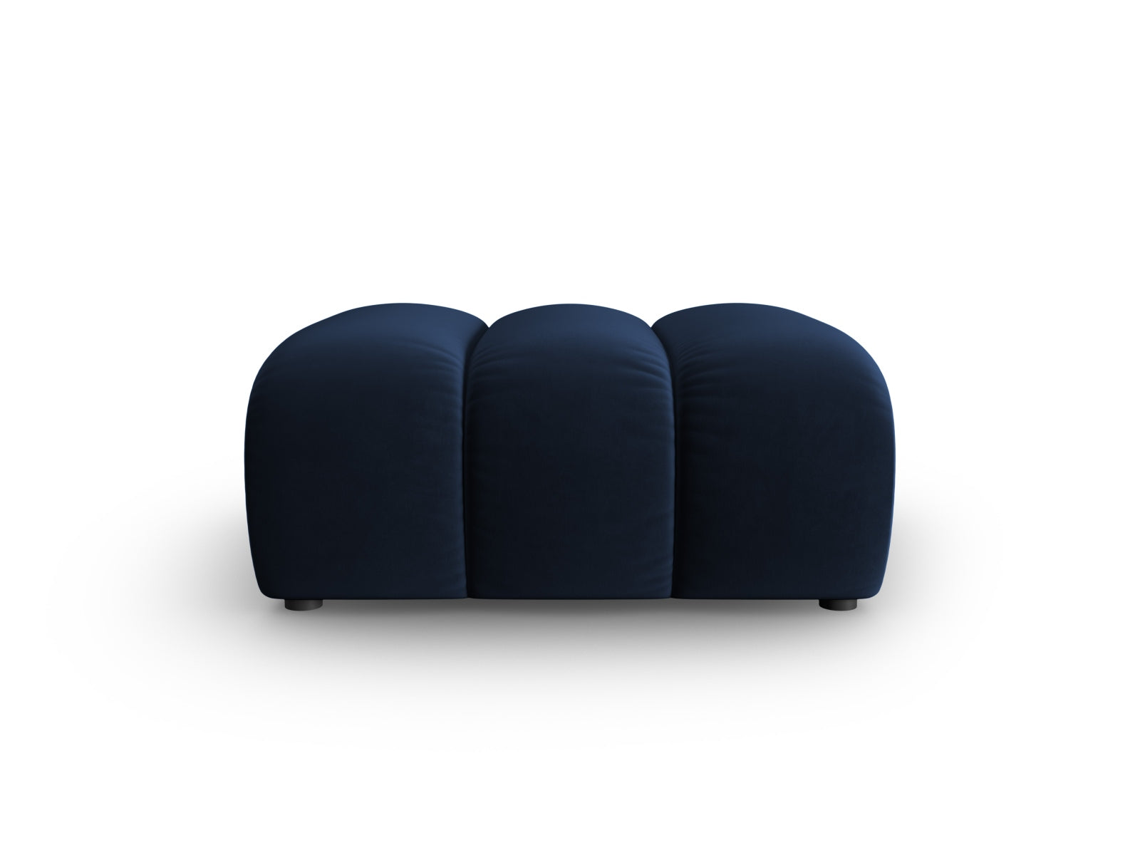 Eleganter Lupine Velour Pouf in Royal Blue, ideal für stilvolle Akzente im Wohnraum. Hochwertige Verarbeitung von Micadoni.