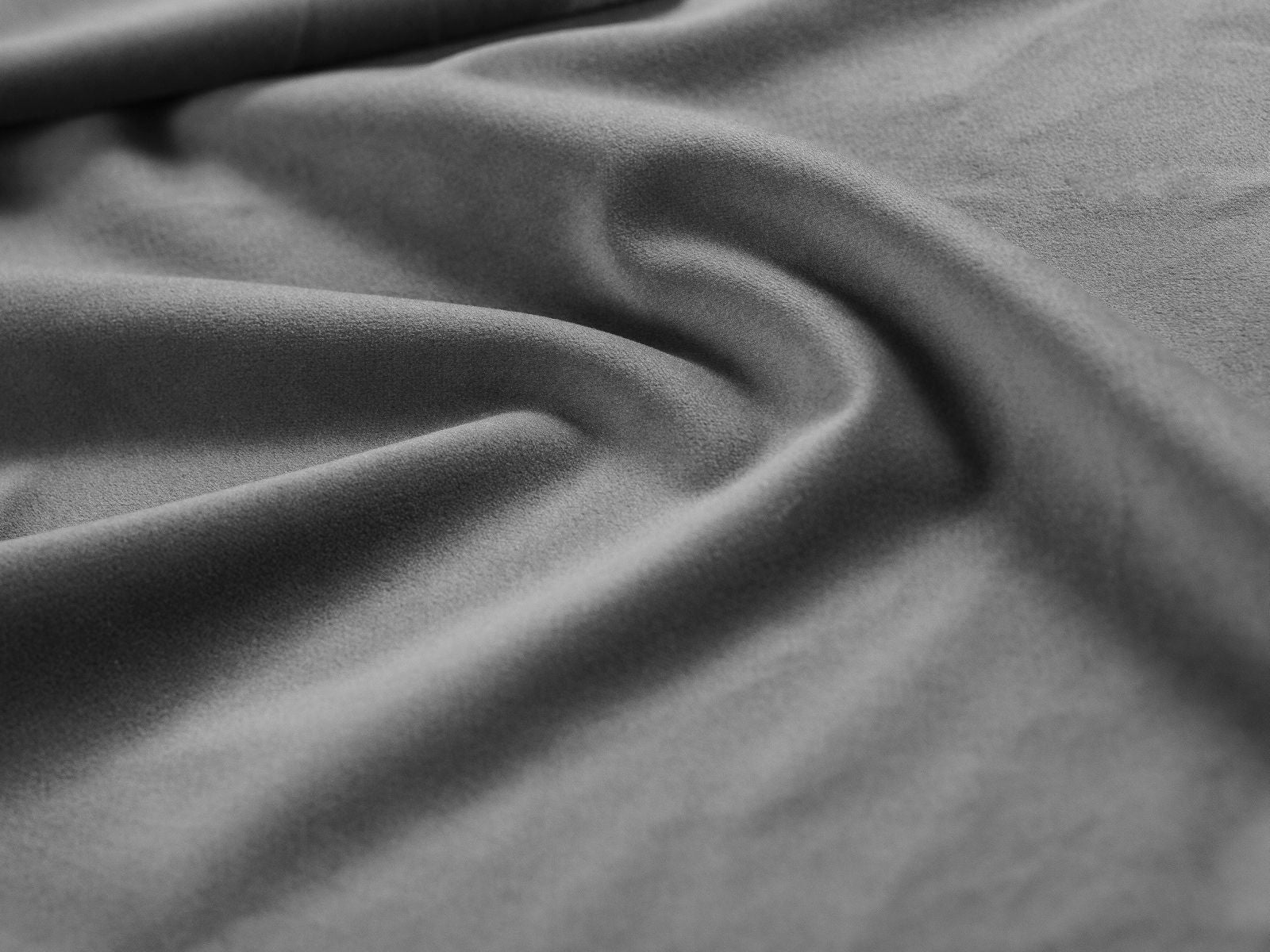 Moderner 1-Sitzer Pouf Pola in zeitlosem Grau, ideal für gemütliche Sitzgelegenheiten und geschmackvolle Raumgestaltung.