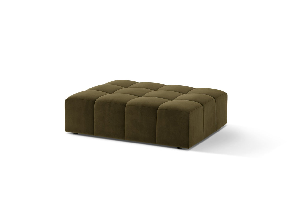 Beiger Pouf Jennifer von Micadoni mit Bluvel-Stoffbezug und schwarzen Kunststoffbeinen, Masse 102 x 84 x 42 cm, freigestellt fotografiert.
