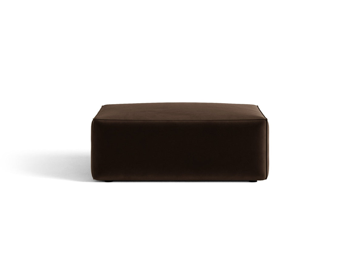 Beiger Pouf Jodie von Micadoni mit Venus-Samtbezug, rechteckiger Form, Polypropylen-Füssen und gepolsterter Sitzfläche aus Polyurethanschaum.