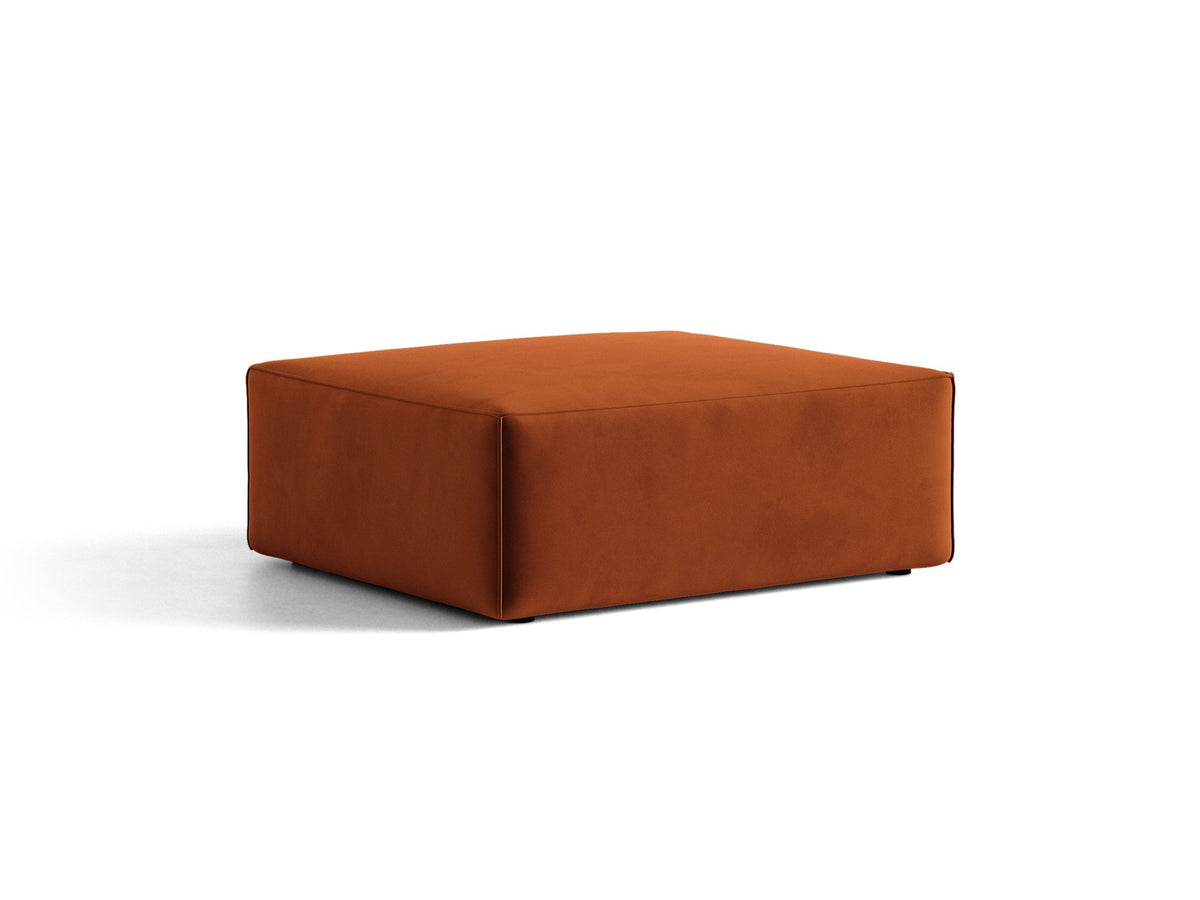 Beiger Pouf Jodie von Micadoni mit Venus-Samtbezug, rechteckiger Form, Polypropylen-Füssen und gepolsterter Sitzfläche aus Polyurethanschaum.