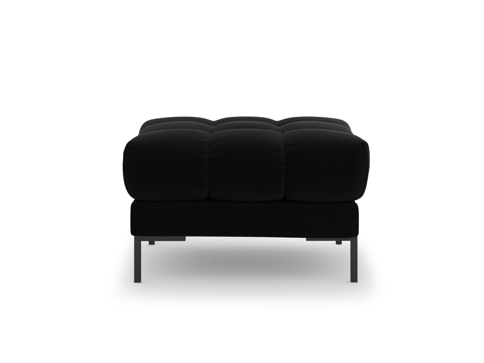 Schwarzer Mamaia Velour Pouf von Micadoni, stilvoll und funktional. Ideal als zusätzlicher Sitzplatz oder dekorative Fußablage in jedem Raum.