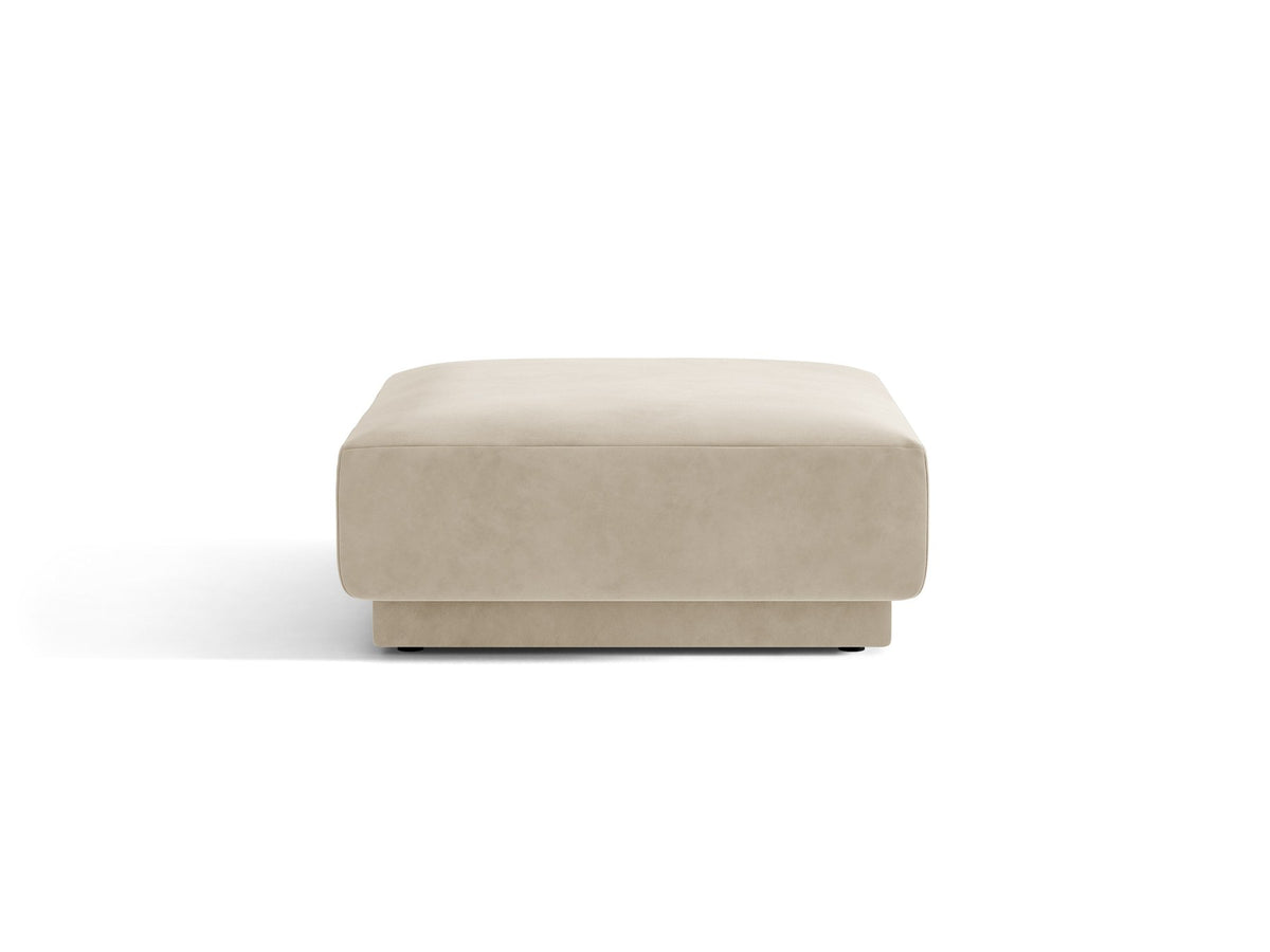 Dunkelbeiger Pouf Miley von Micadoni mit samtartigem Bluvel-Stoffbezug, quadratischer Form und kurzen Polypropylen-Beinen auf hellem Hintergrund