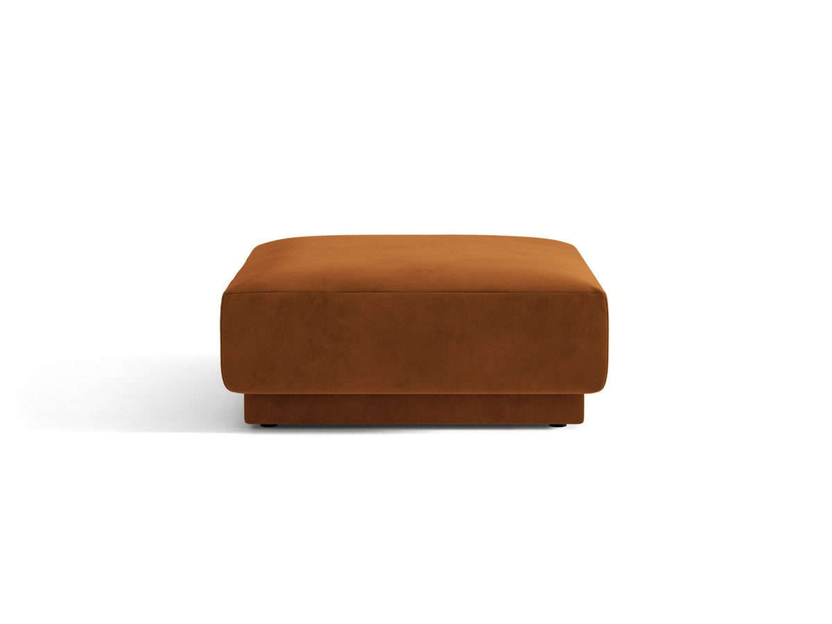 Dunkelbeiger Pouf Miley von Micadoni mit samtartigem Bluvel-Stoffbezug, quadratischer Form und kurzen Polypropylen-Beinen auf hellem Hintergrund