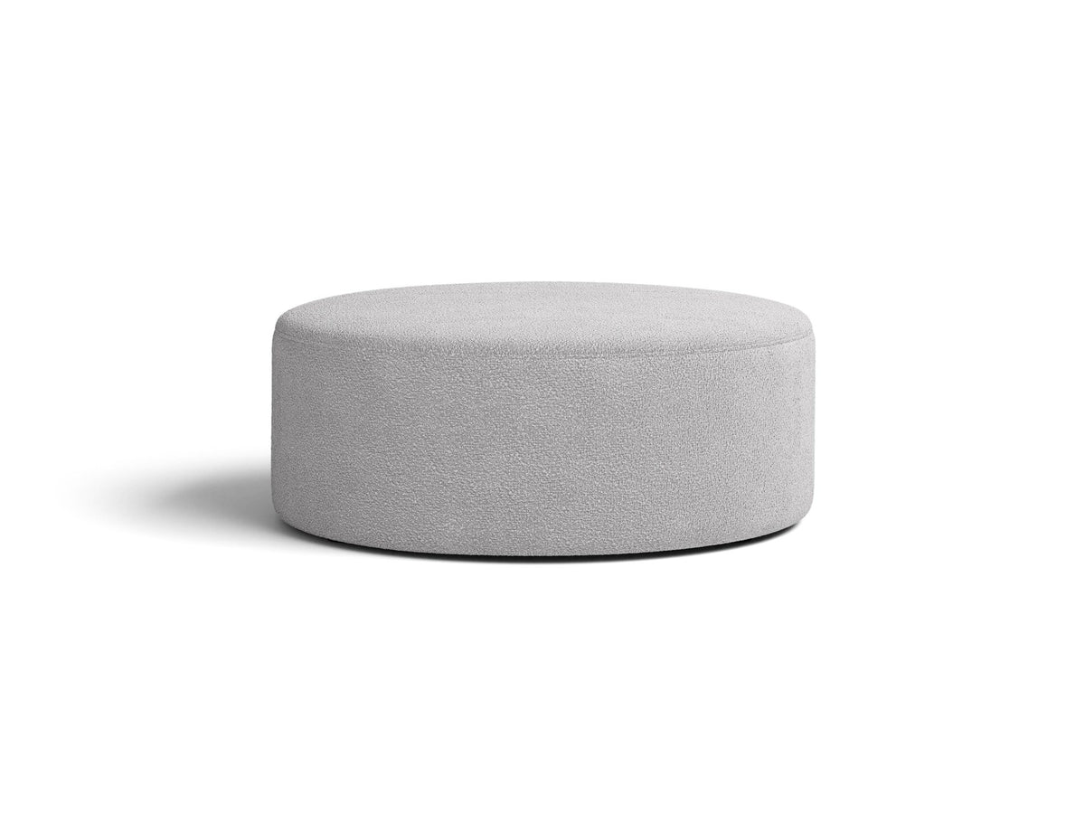 Weisser Pouf Dia von Micadoni mit strukturiertem Bouclé-Stoff, quadratischer Form und niedrigen Beinen aus Polypropylen.
