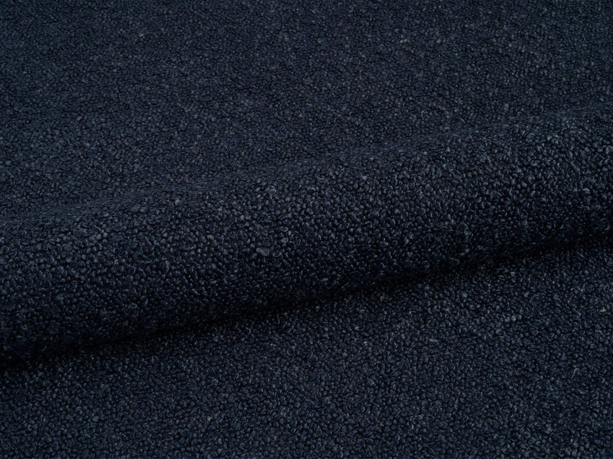 Weisser Pouf Dia von Micadoni mit strukturiertem Bouclé-Stoff, quadratischer Form und niedrigen Beinen aus Polypropylen.