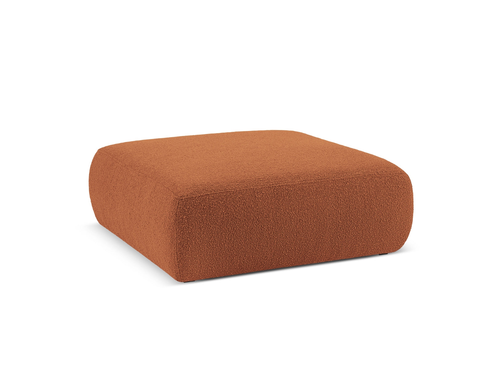 Stylischer Molino Boucle Pouf in warmem Terracotta, ideal als Sitzgelegenheit oder Fußablage, präsentiert von Micadoni.