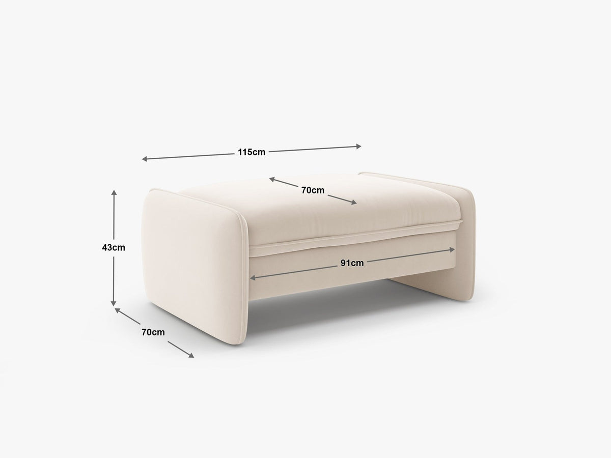 Kobaltblauer Pouf Georgia von Micadoni mit Samtvelours-Bezug, quaderförmige Form, kurze Kunststoffbeine, Masse 115x70x43 cm.