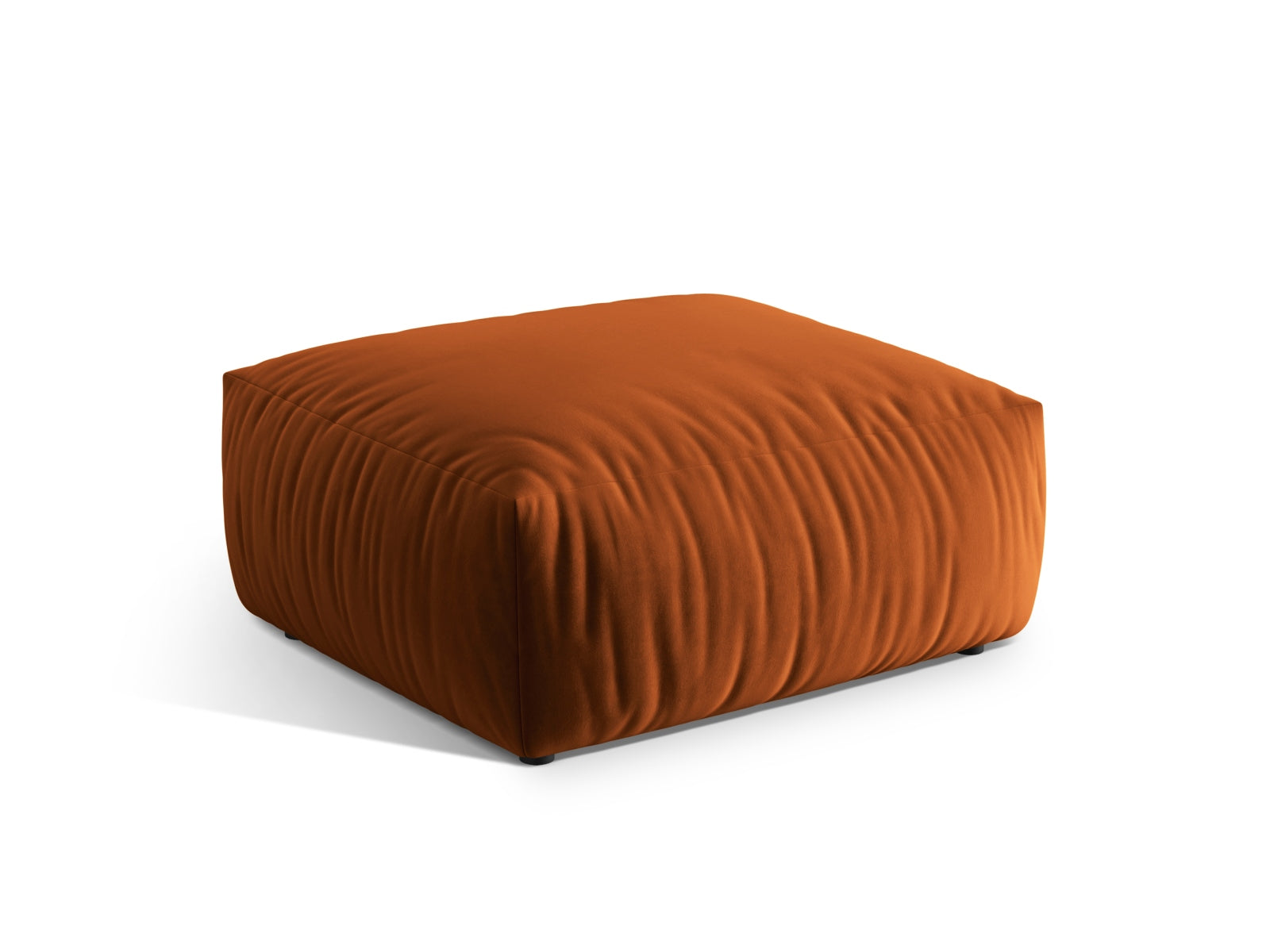 Eleganter Chris Velour Pouf in warmem Terracotta, ideal für stilvolle Wohnräume und vielseitige Sitzlösungen.