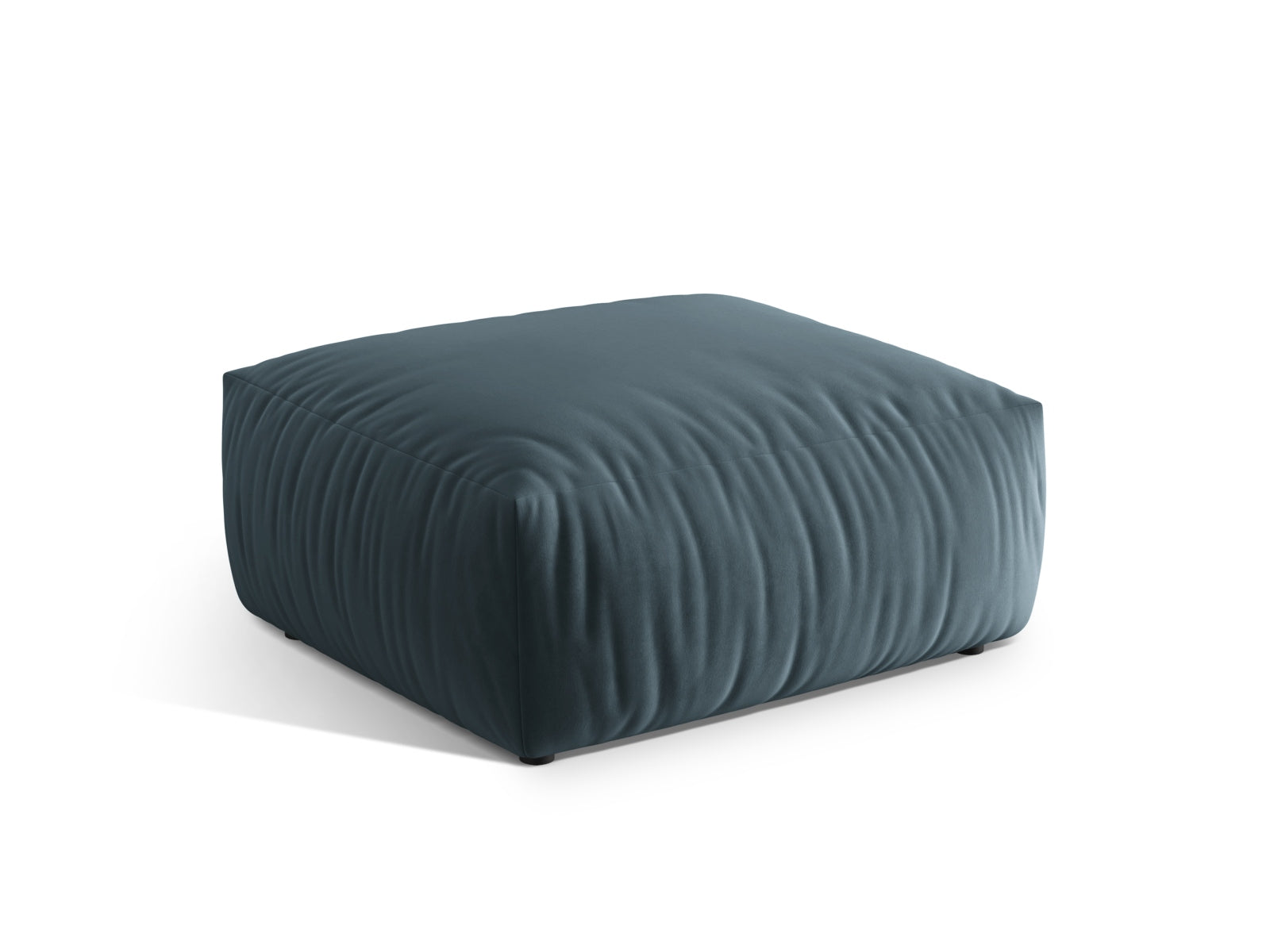 Eleganter Chris Velour Pouf in sanftem Pastellblau, ideal für stilvolle Einrichtung. Bequem und flexibel für verschiedene Wohnbereiche.