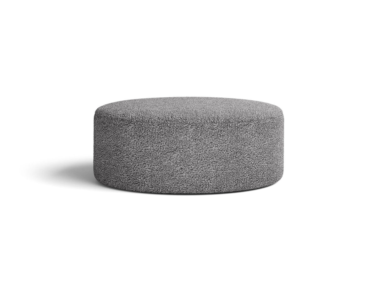 Weisser Pouf Dia von Micadoni mit strukturiertem Bouclé-Stoff, quadratischer Form und niedrigen Beinen aus Polypropylen.