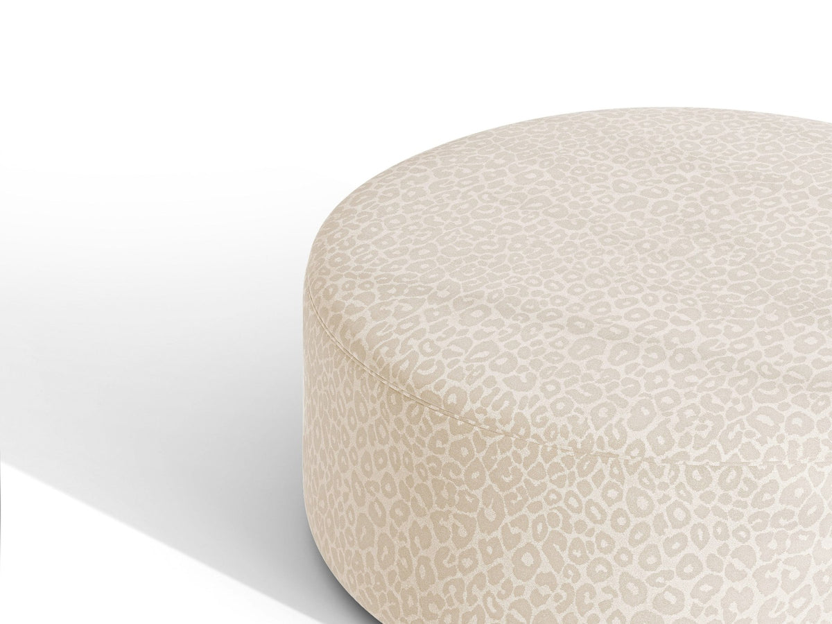 Weisser Pouf Dia von Micadoni mit strukturiertem Bouclé-Stoff, quadratischer Form und niedrigen Beinen aus Polypropylen.