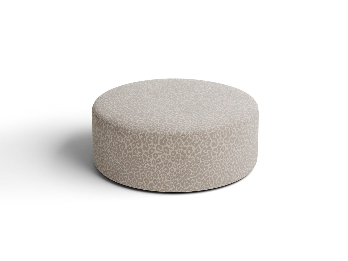 Weisser Pouf Dia von Micadoni mit strukturiertem Bouclé-Stoff, quadratischer Form und niedrigen Beinen aus Polypropylen.