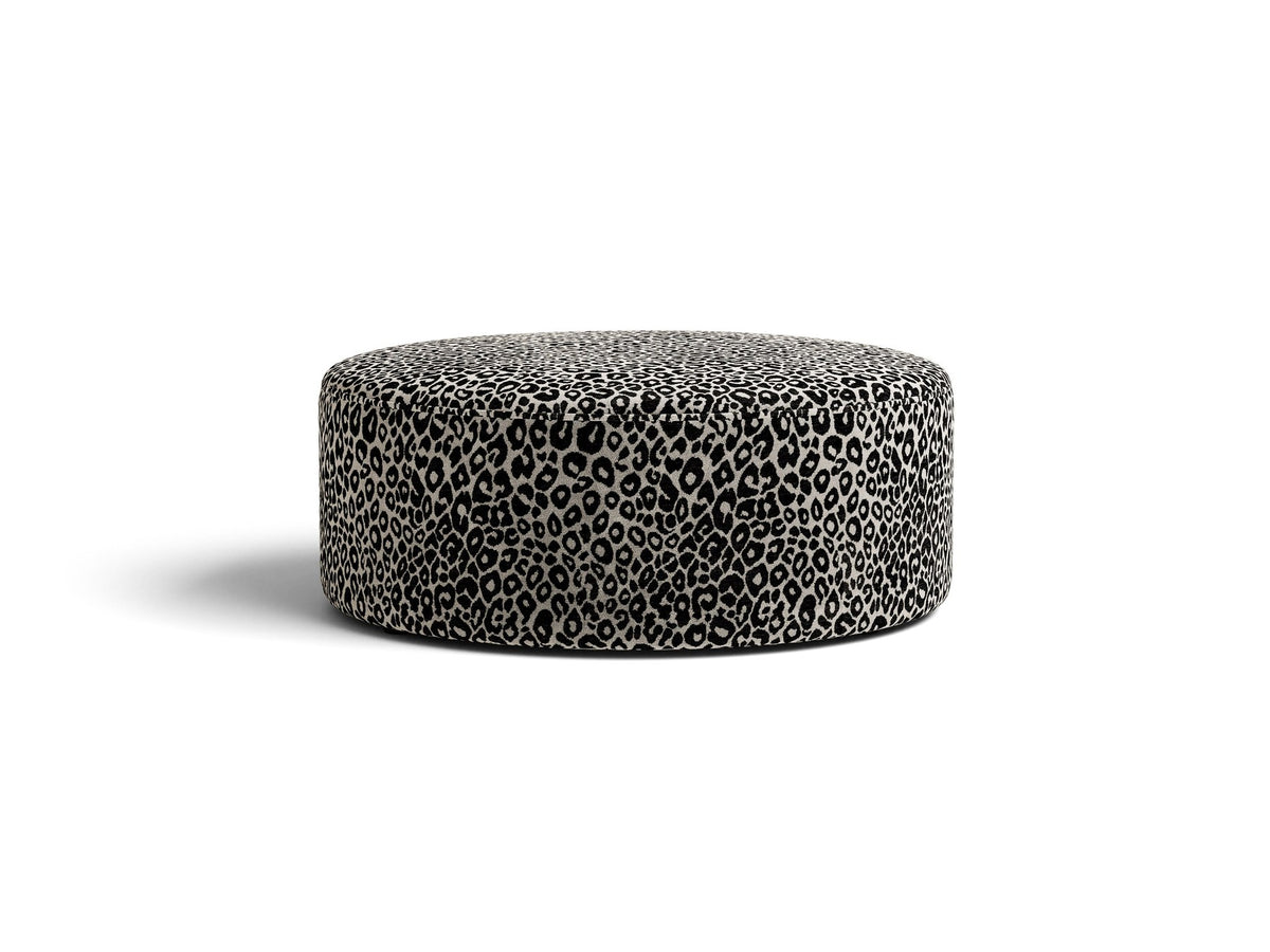 Weisser Pouf Dia von Micadoni mit strukturiertem Bouclé-Stoff, quadratischer Form und niedrigen Beinen aus Polypropylen.