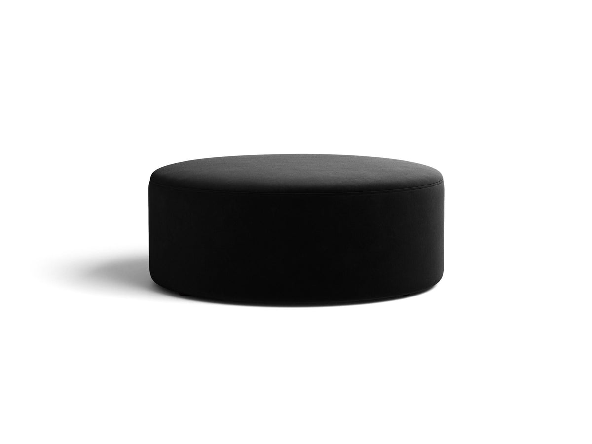 Weisser Pouf Dia von Micadoni mit strukturiertem Bouclé-Stoff, quadratischer Form und niedrigen Beinen aus Polypropylen.