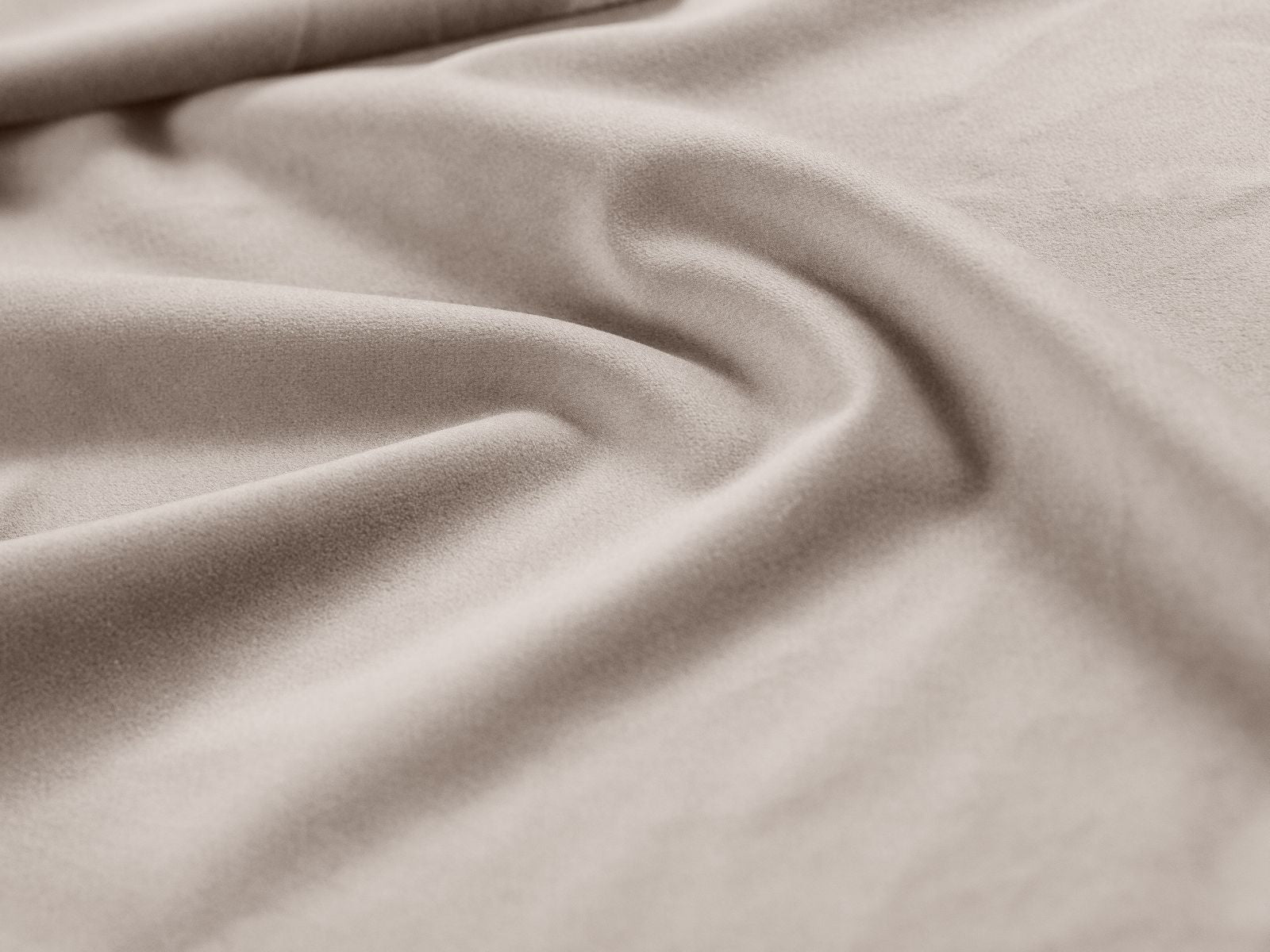 Eleganter 1-Sitzer Pouf Pola in zartem Beige, ideal für gemütliche Sitzgelegenheiten und stilvolle Wohnraumgestaltung. Hochwertige Verarbeitung von Micadoni.