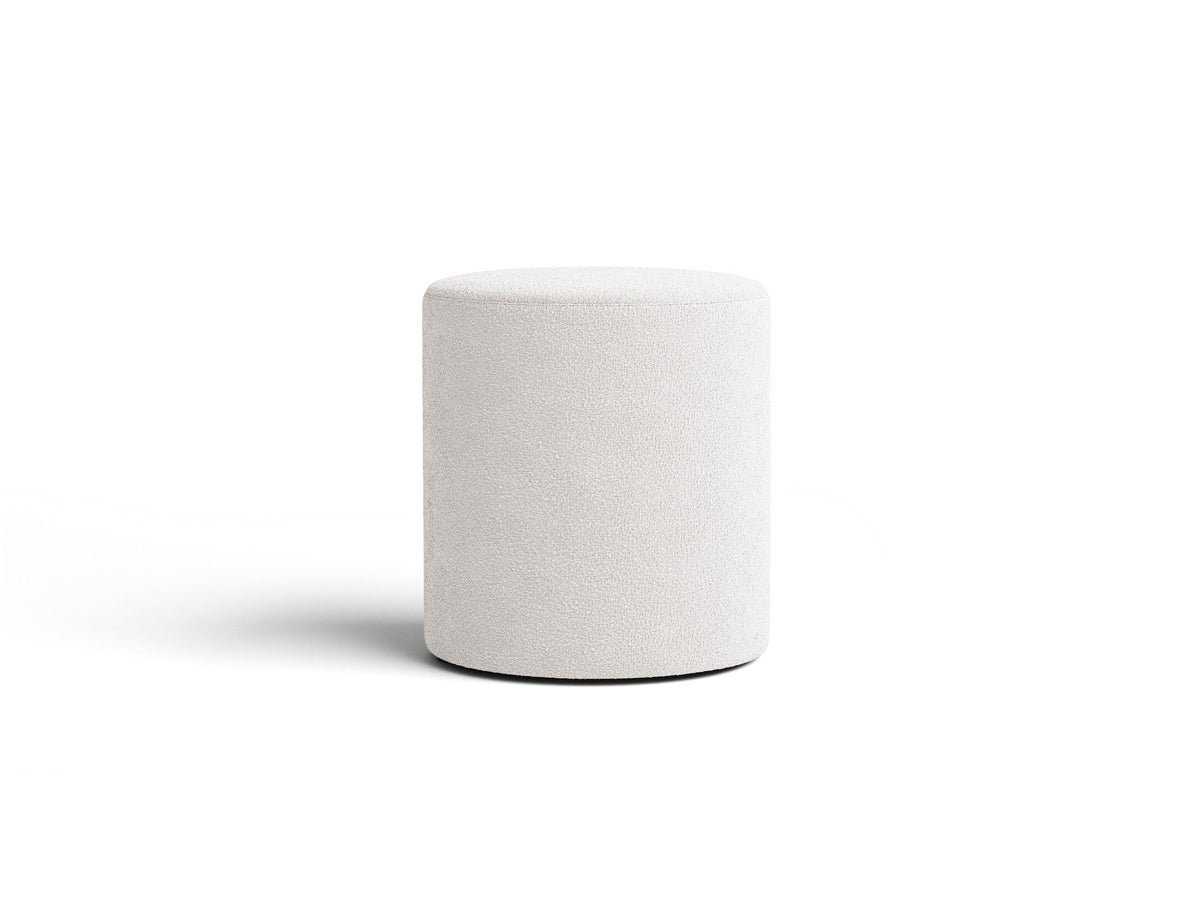 Pouf Dia von Micadoni mit strukturiertem Bouclé-Stoff, quadratischer Sitzfläche und kurzen Beinen aus Polypropylen.