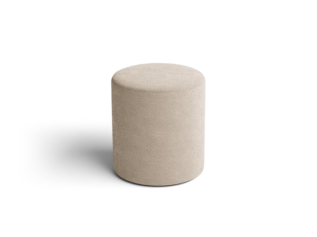 Pouf Dia von Micadoni mit strukturiertem Bouclé-Stoff, quadratischer Sitzfläche und kurzen Beinen aus Polypropylen.